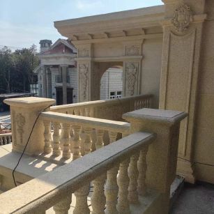 肇庆 黄金麻别墅外墙干挂雕花配合阳台栏杆花瓶柱