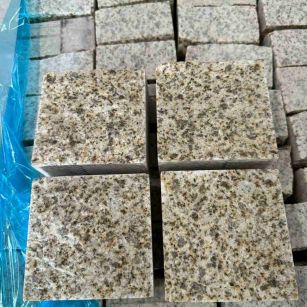 肇庆 黄金麻花岗岩自然面小方块，弹石，马蹄石等