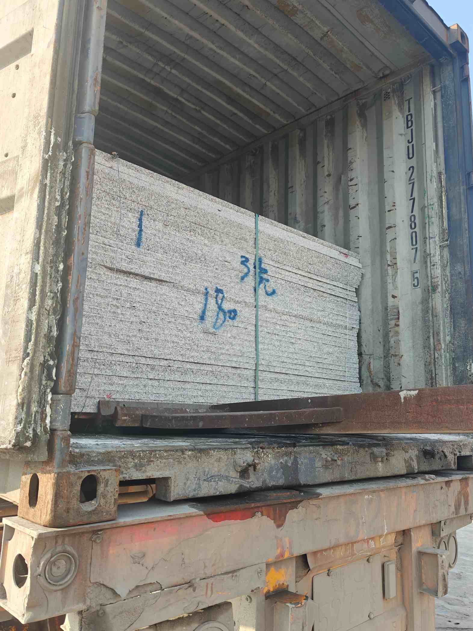 肇庆 芝麻白花岗岩石材3.0公分光面毛板装柜出货