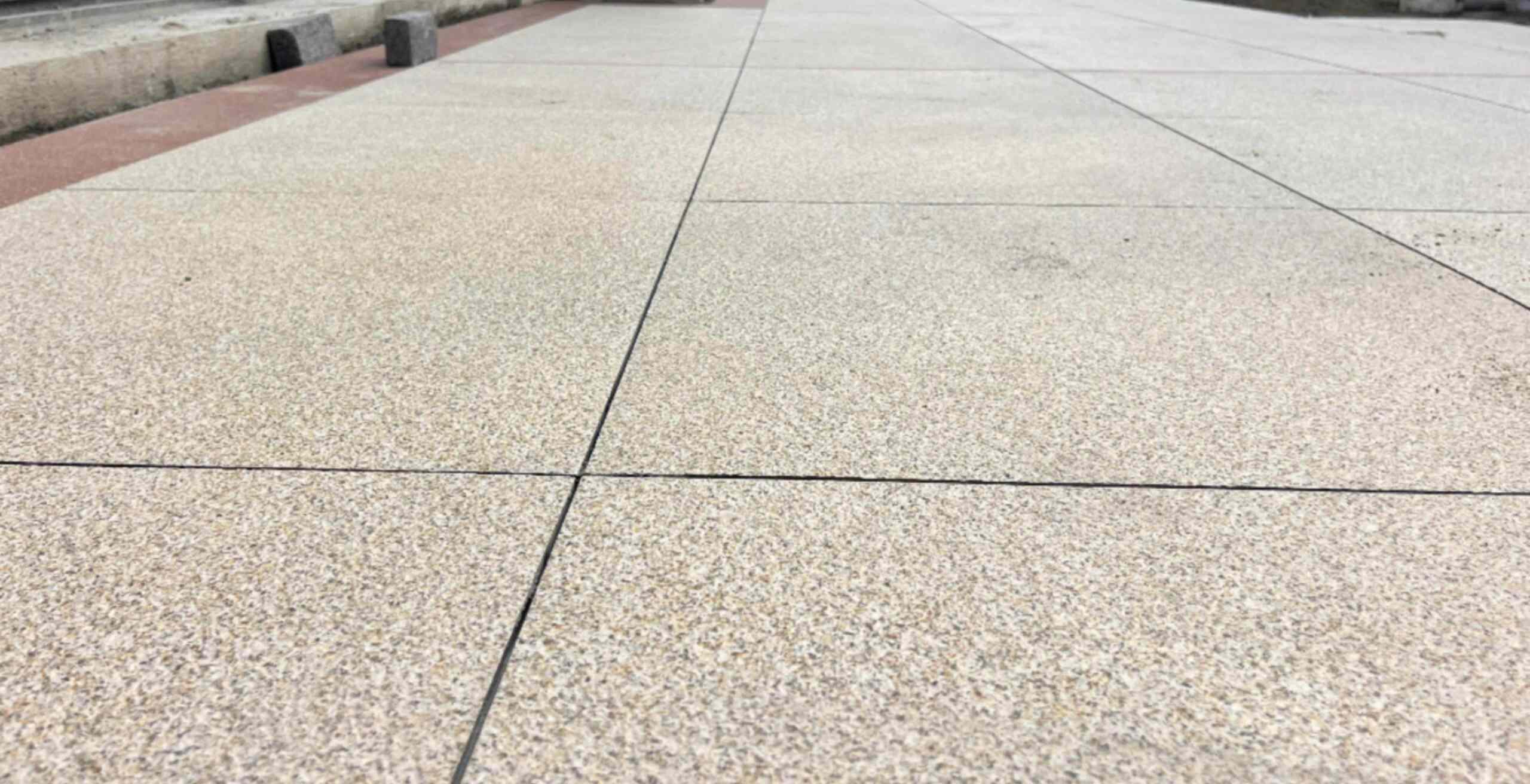 肇庆 黄金麻花岗岩石板材荔枝面地面铺装效果