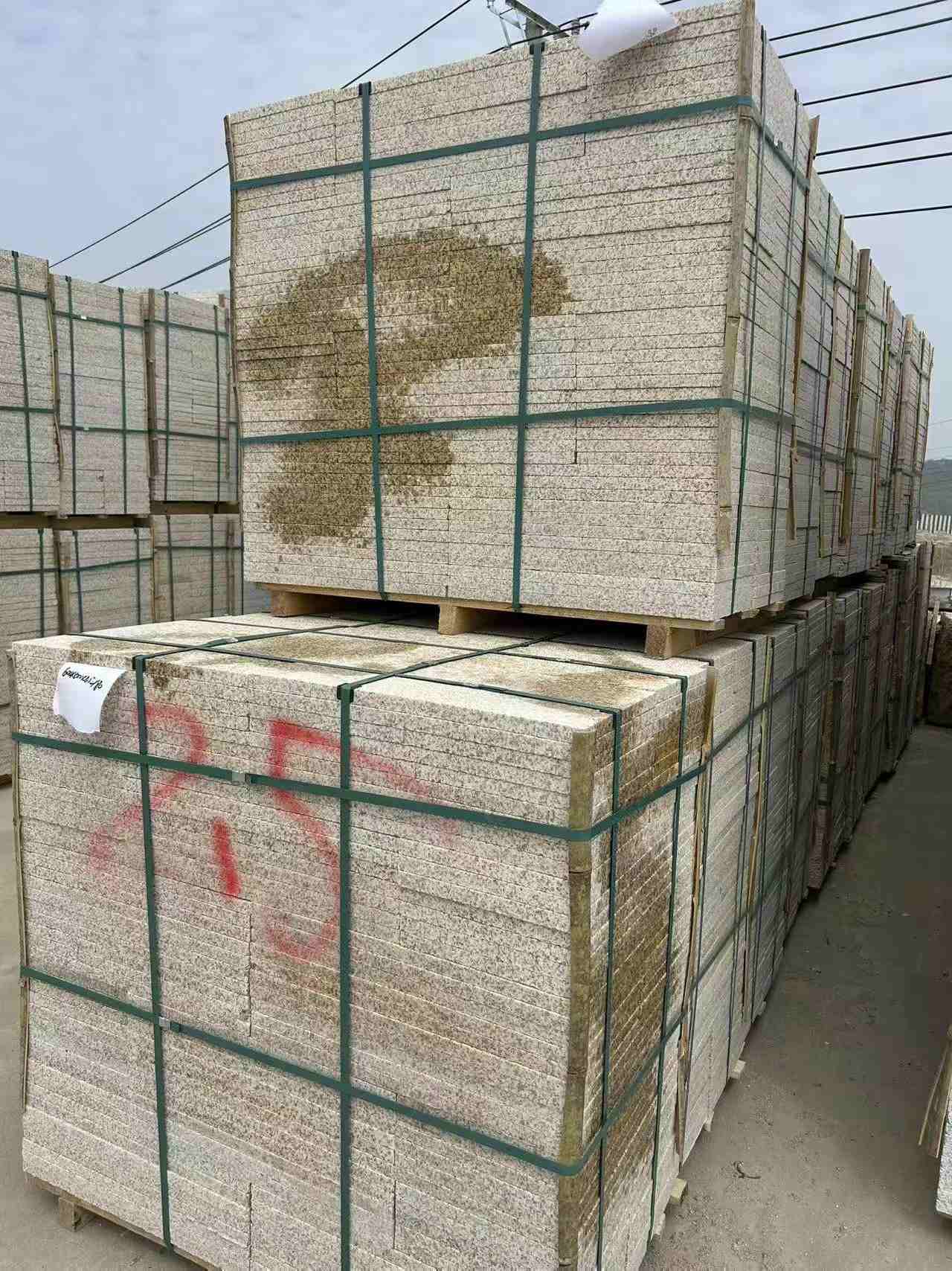 肇庆 黄金麻花岗岩石材荔枝面地铺石2.5*300*600