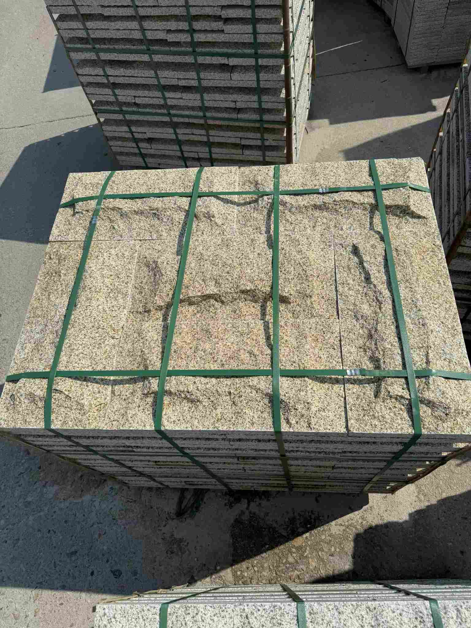 肇庆 黄金麻花岗岩石材自然面蘑菇石成品