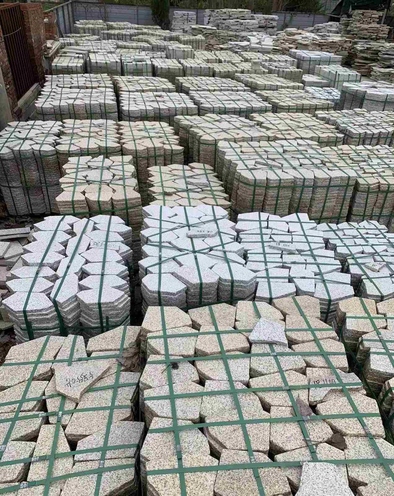 肇庆 黄金麻白麻花岗岩荔枝面地铺石(冰裂纹)