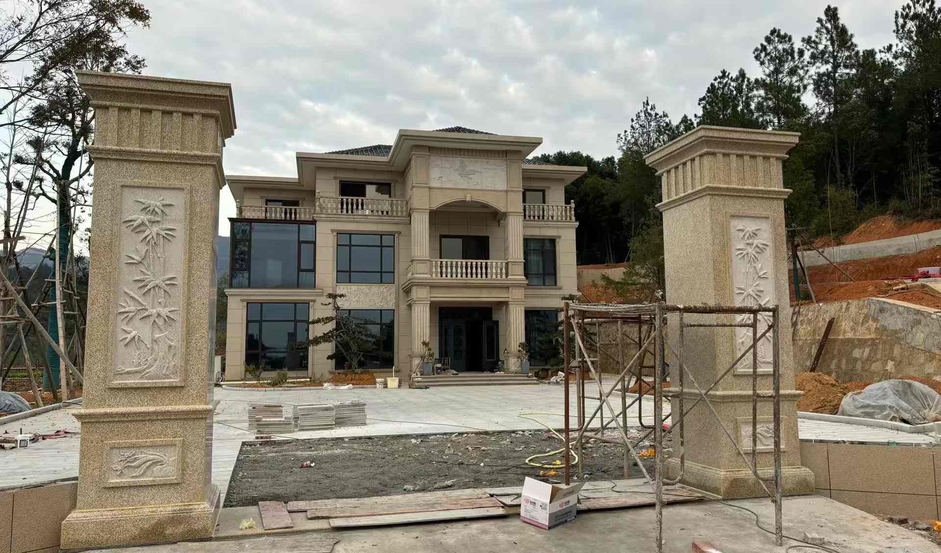 肇庆 黄金麻花岗岩别墅雕花外墙干挂配上门口雕花罗马柱