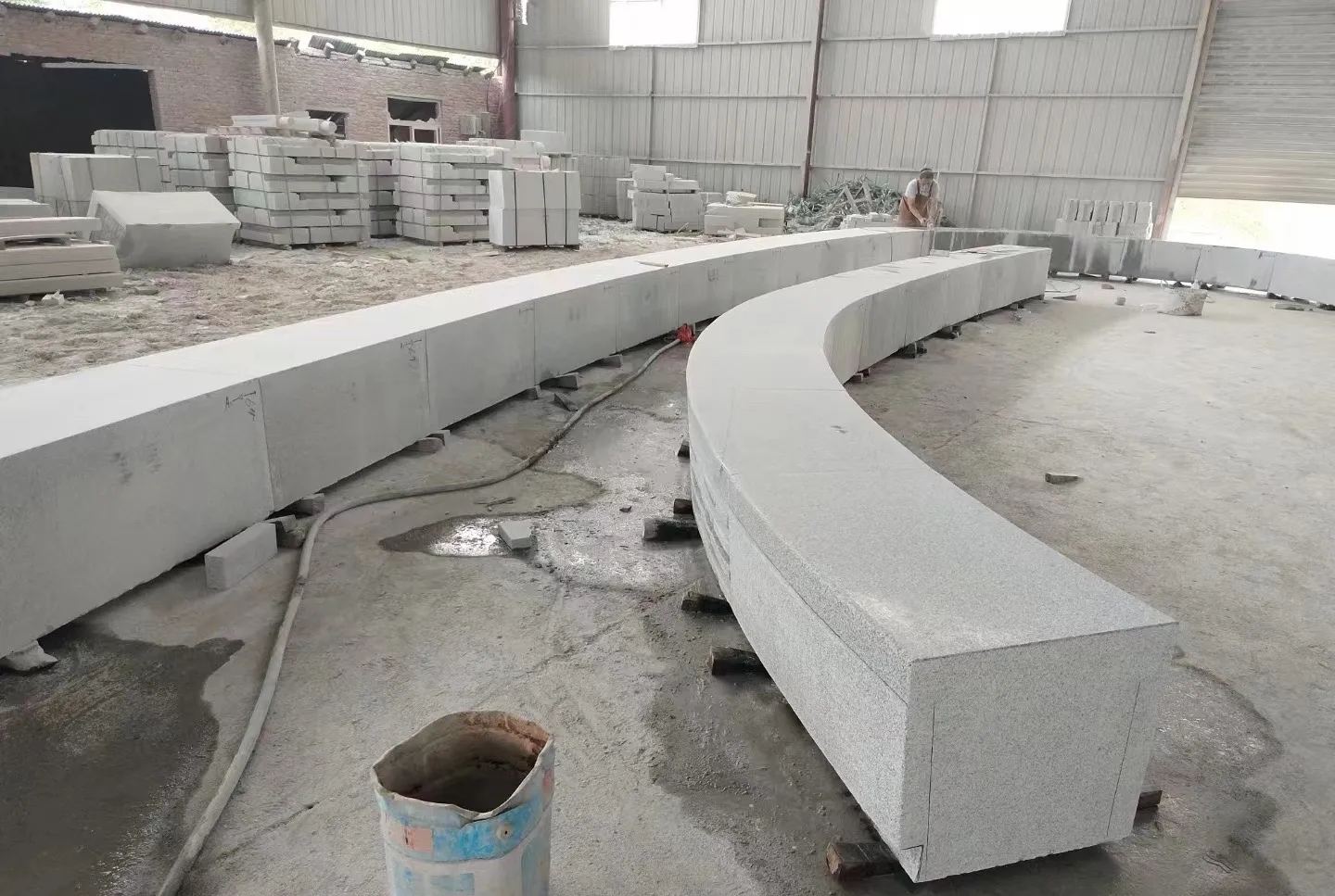 肇庆芝麻白花岗岩石板材 园林光面弧形坐凳