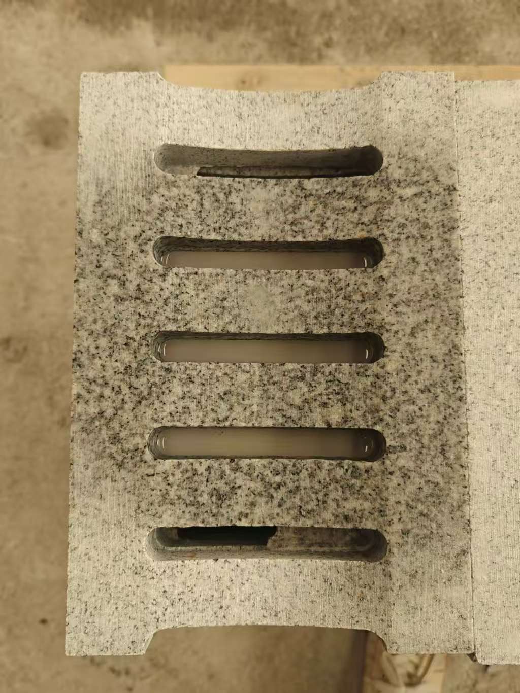 肇庆 芝麻白拉丝面花岗岩U型开槽排水槽