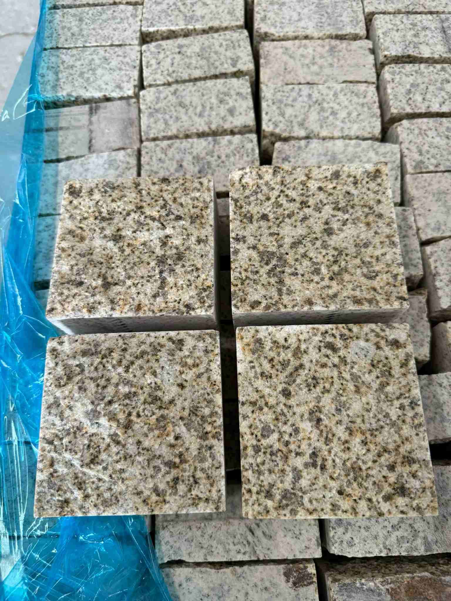 肇庆 黄金麻花岗岩自然面小方块，弹石，马蹄石等