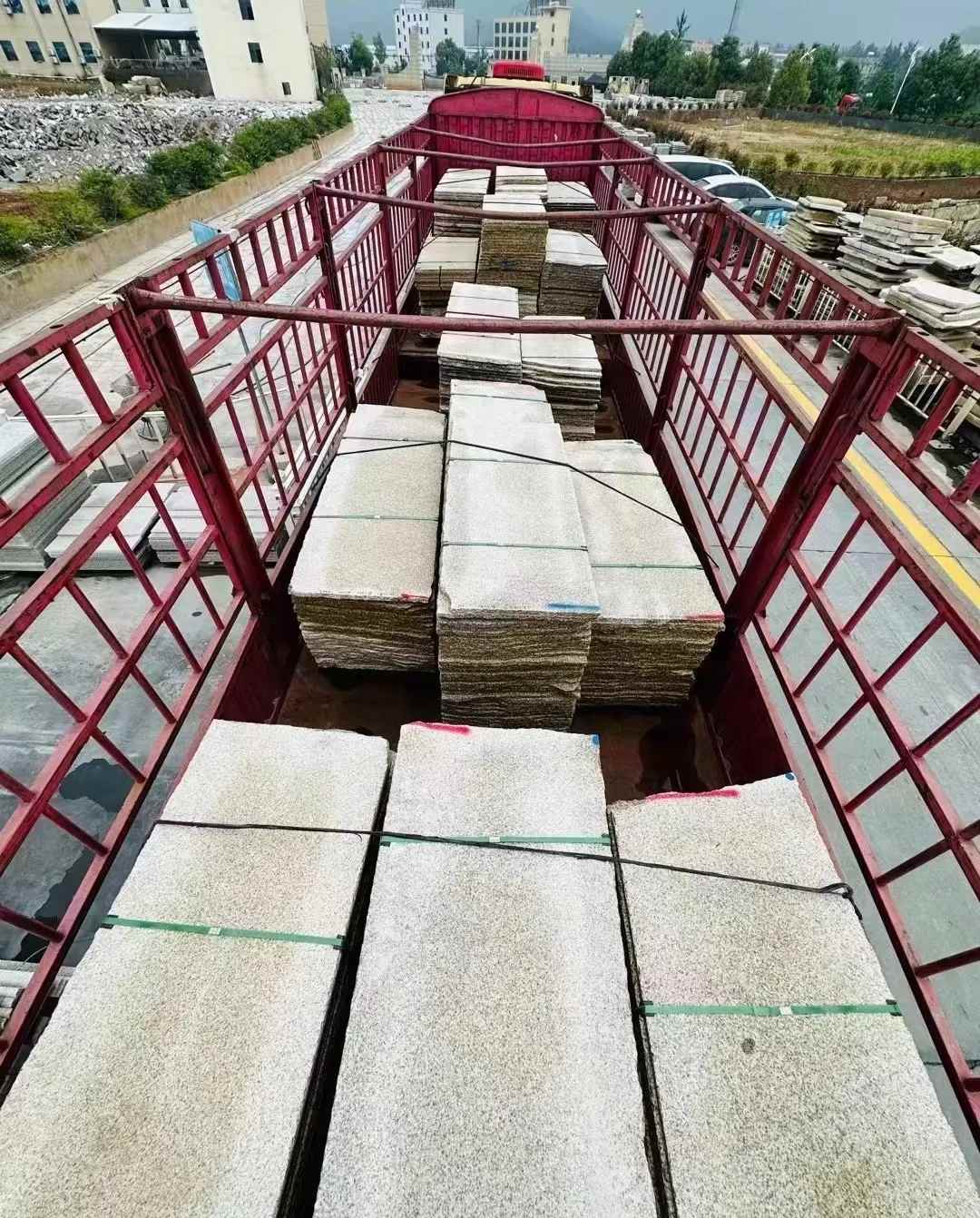 肇庆 黄金麻花岗岩荔枝面，光面毛板装车完成