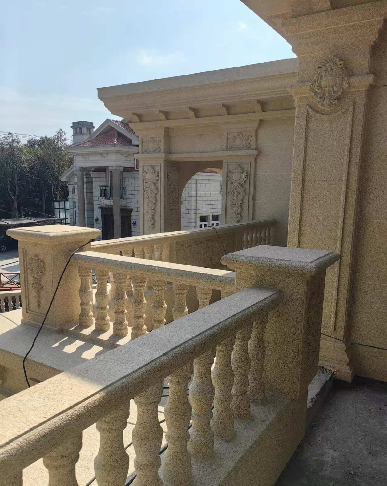 肇庆 黄金麻别墅外墙干挂雕花配合阳台栏杆花瓶柱