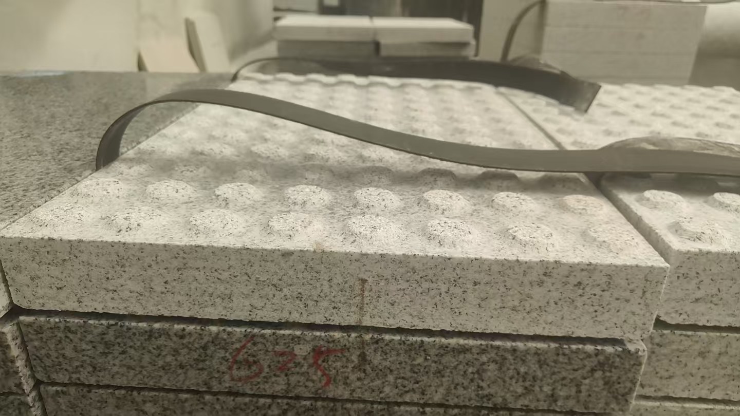 肇庆 芝麻白花岗岩6.0公分荔枝面五轴加工雕刻盲点