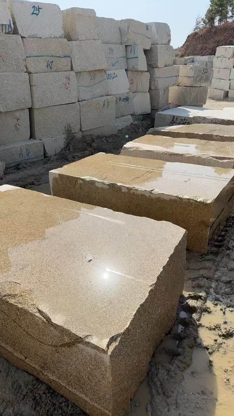 肇庆 黄金麻方料堆场洗料分选中，原材料充足