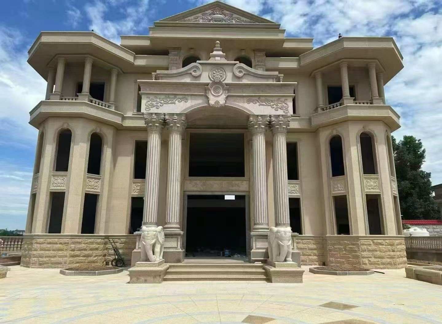 肇庆 黄金麻别墅外墙干挂，大柱，大象，蘑菇石，雕花板