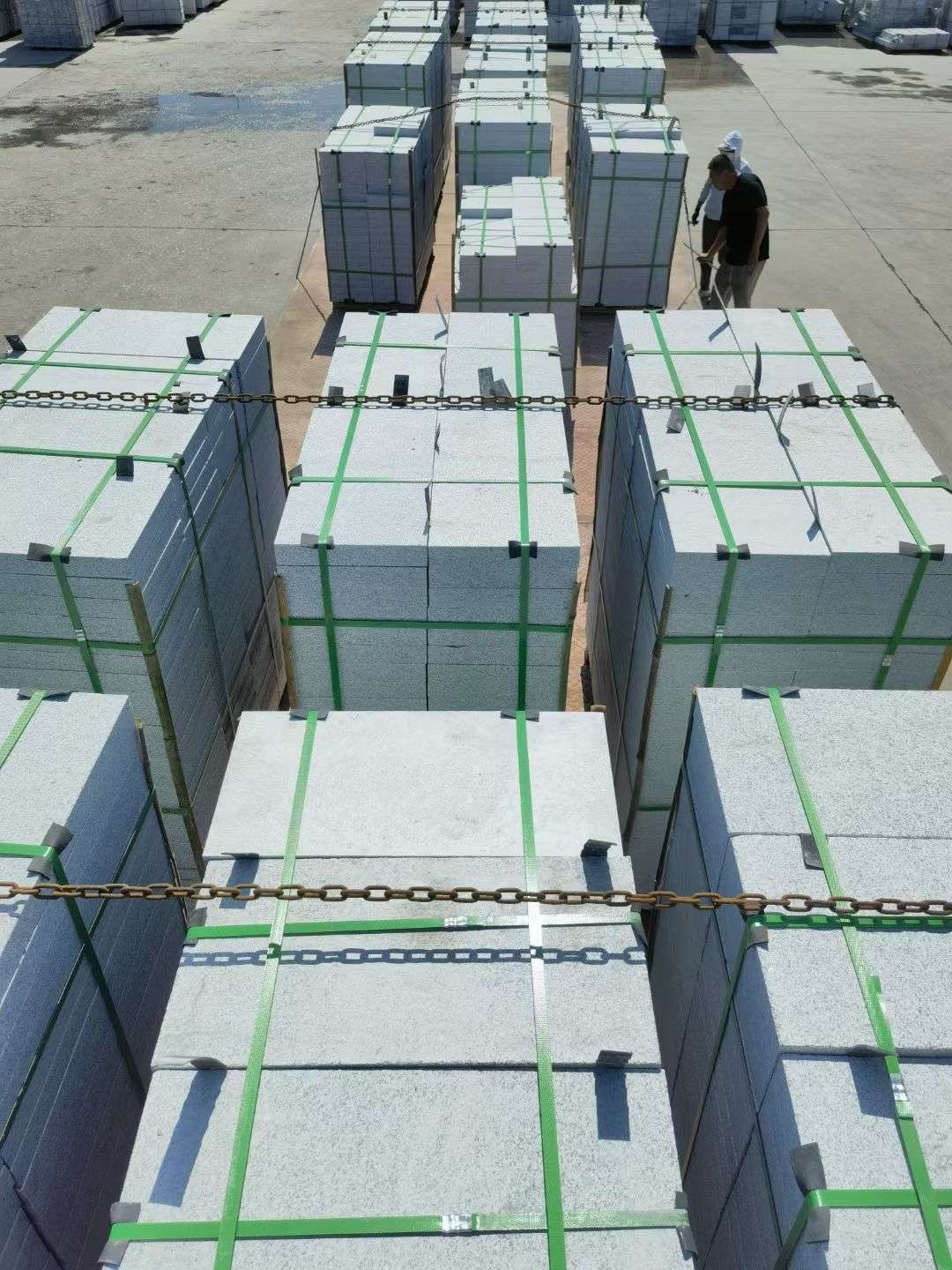 肇庆 芝麻白花岗岩5公分地铺石 花岗岩厂家工厂装车日常